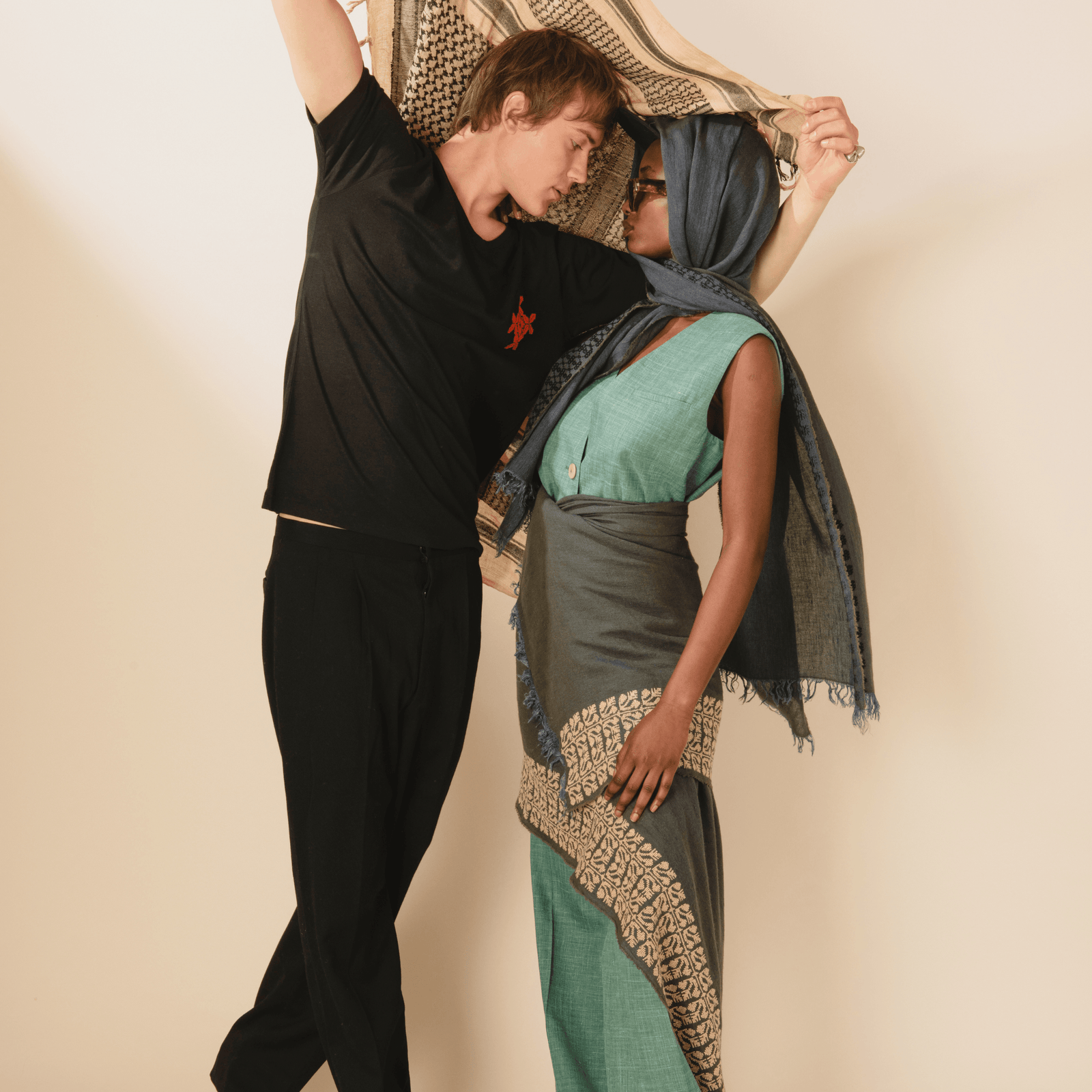 KHAKI LINEN SHAWL BLACK BEEHIVE