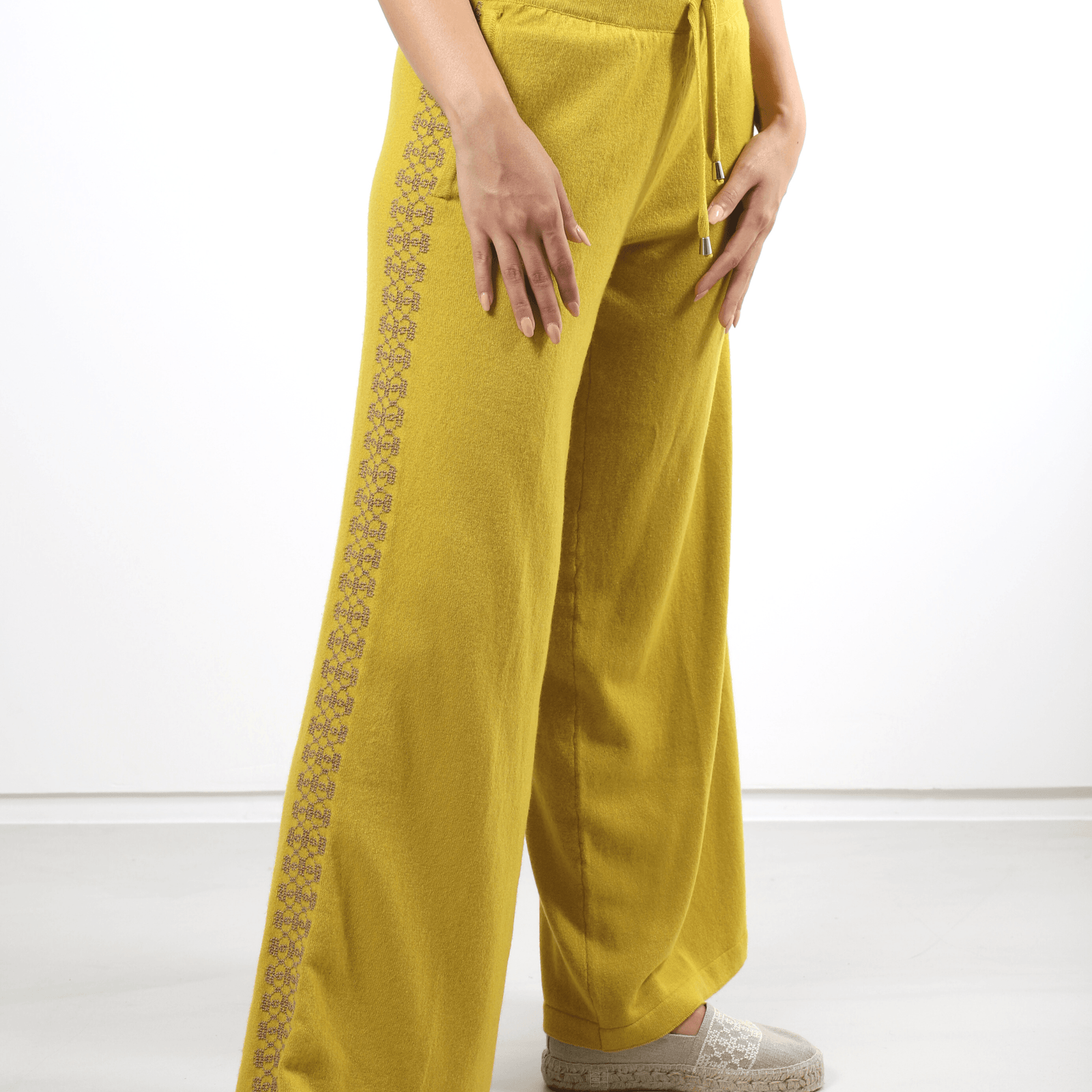 LIME CASHMERE SWEATPANTS | BEEHIVE
