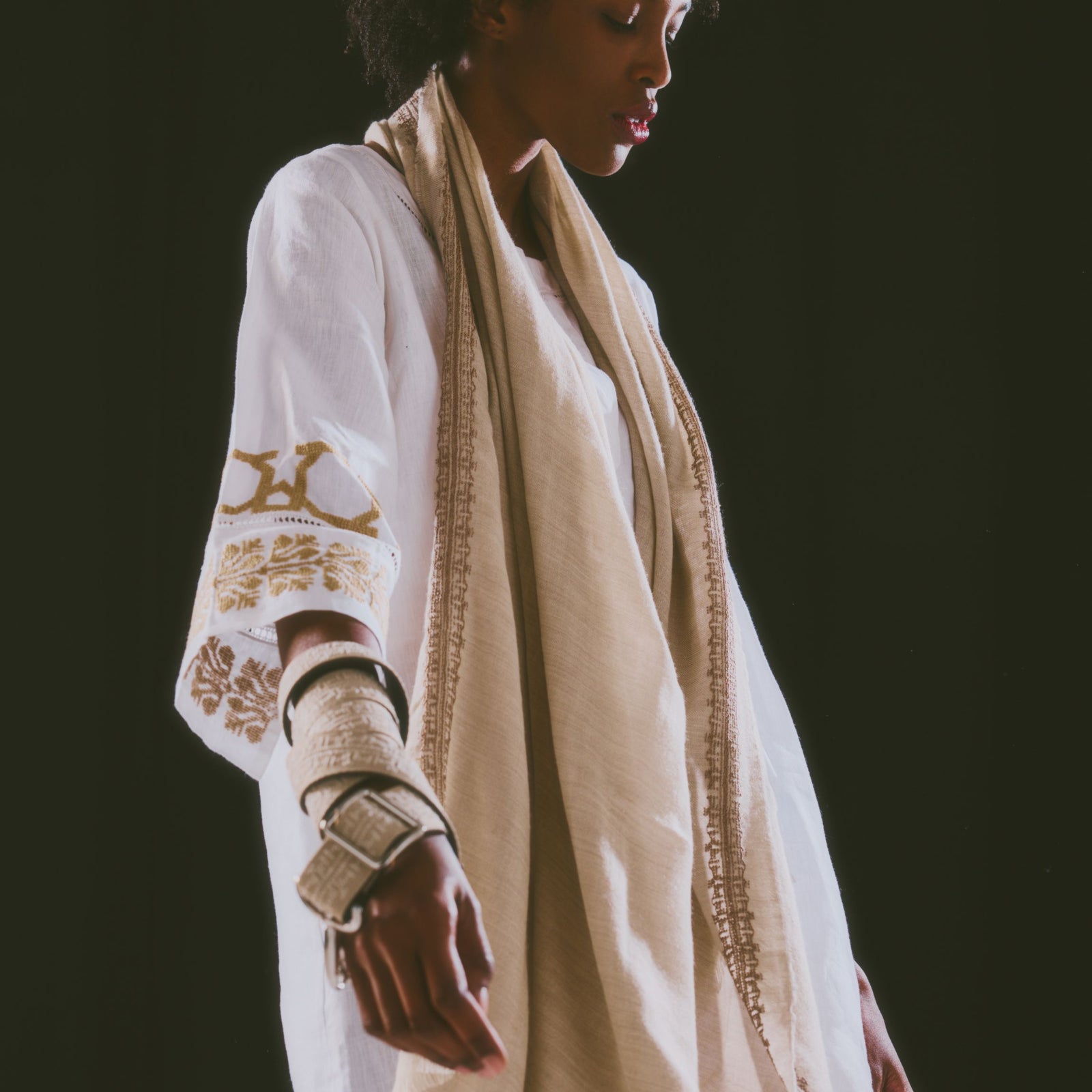 WHITE SHORT LINEN DRESS | GOLD SINEAD & AL QUDS