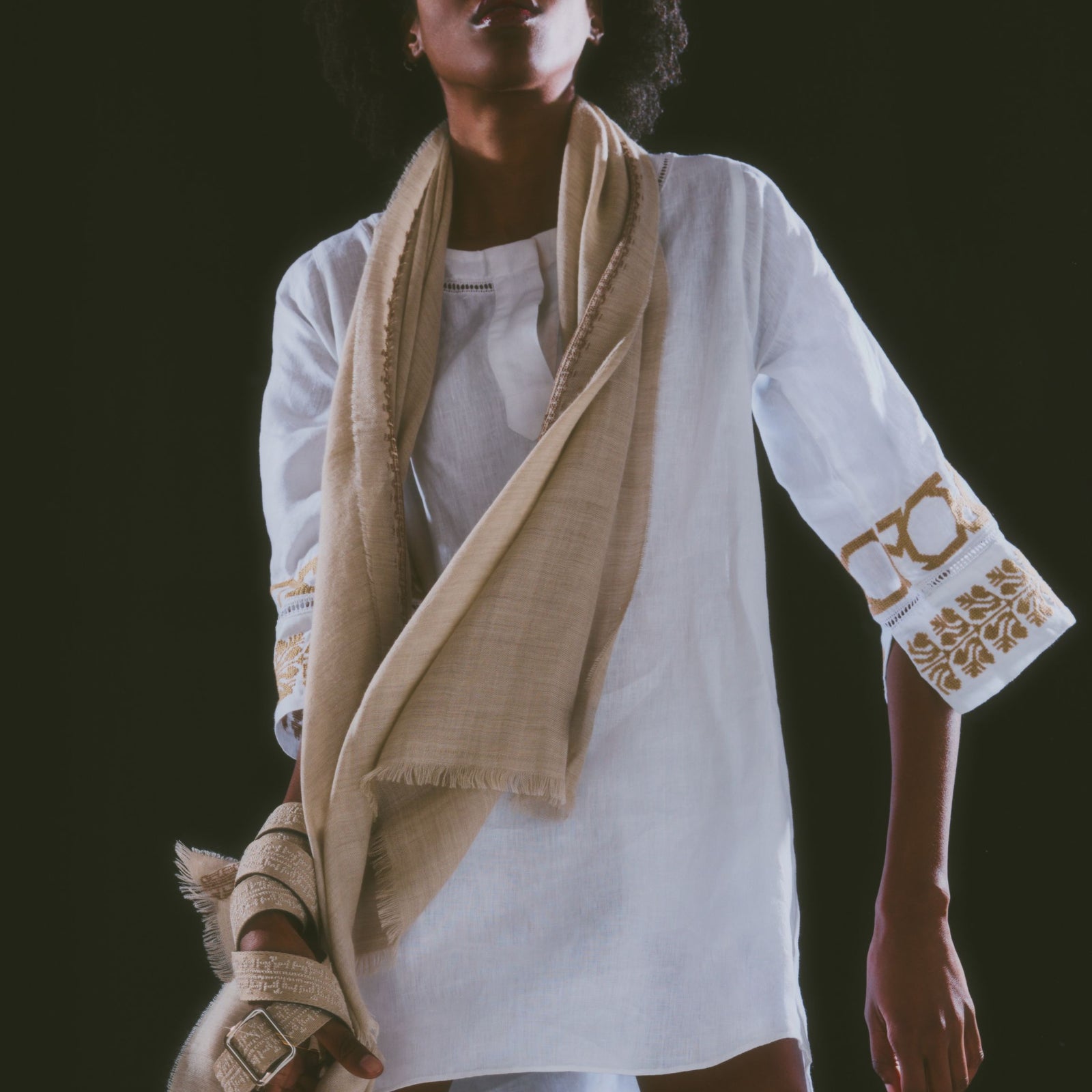 WHITE SHORT LINEN DRESS | GOLD SINEAD & AL QUDS