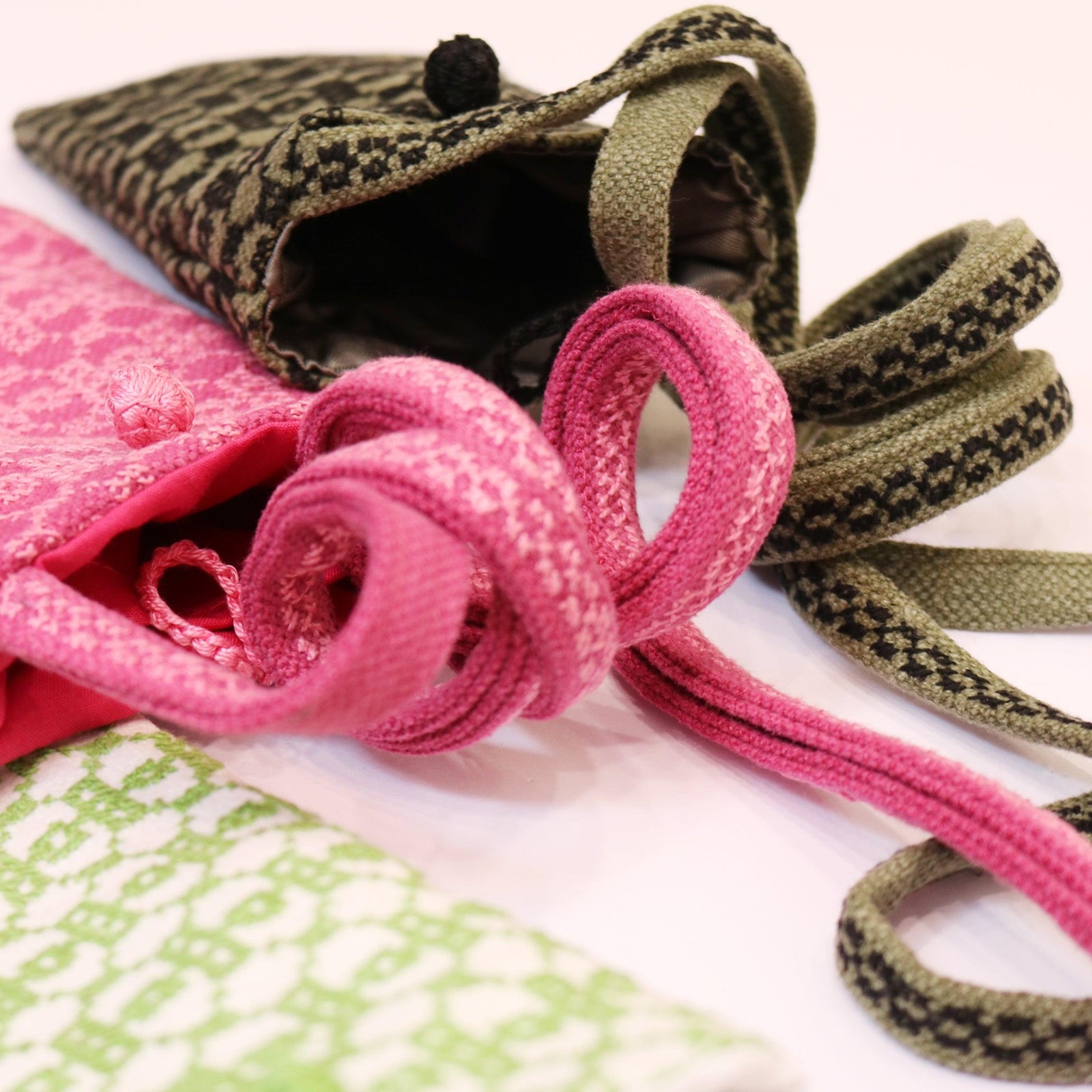 COTTON & LINEN PHONE POUCH | BEEHIVE