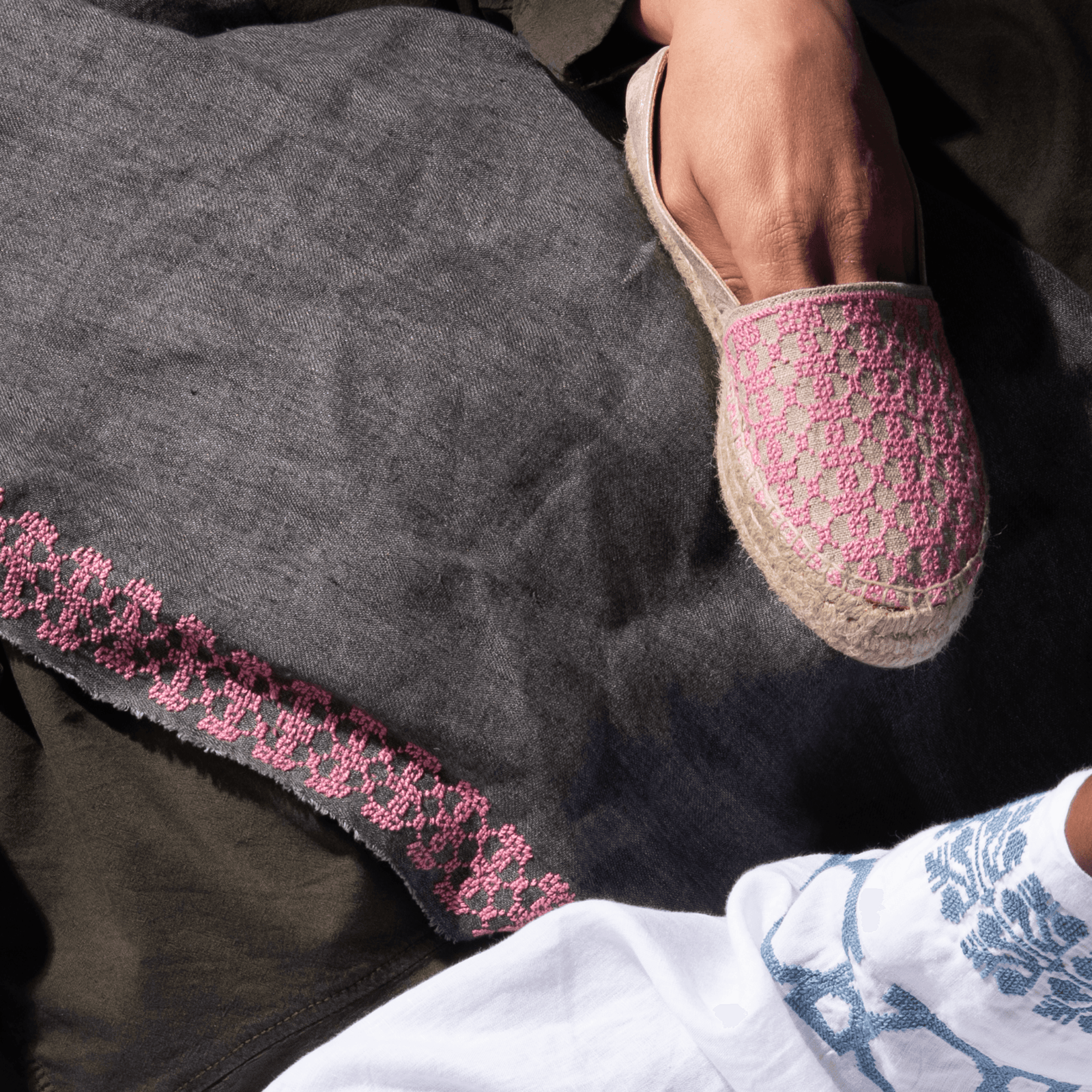 GRAY LINEN SHAWL BABY PINK BEEHIVE